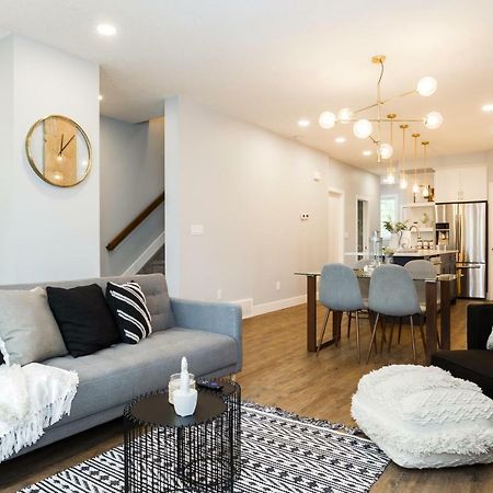 Contemporary Farmhouse Home - King Bed - Double Garage Parking - Free Wifi & Netflix - Long Stays Welcome เอดมันตัน ภายนอก รูปภาพ