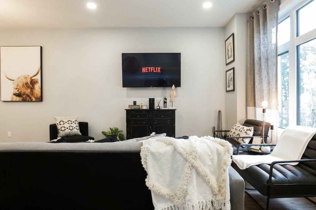 Contemporary Farmhouse Home - King Bed - Double Garage Parking - Free Wifi & Netflix - Long Stays Welcome เอดมันตัน ภายนอก รูปภาพ