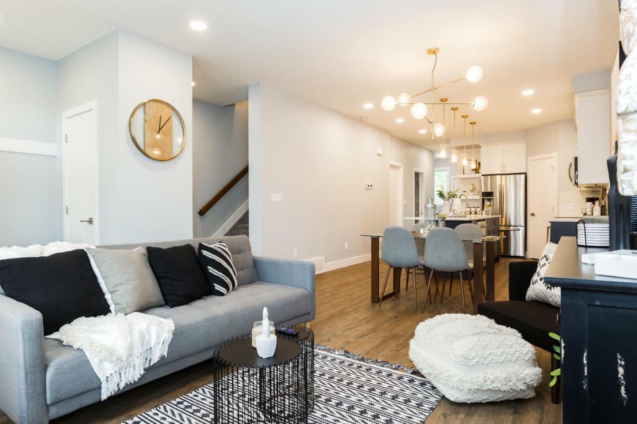 Contemporary Farmhouse Home - King Bed - Double Garage Parking - Free Wifi & Netflix - Long Stays Welcome เอดมันตัน ภายนอก รูปภาพ