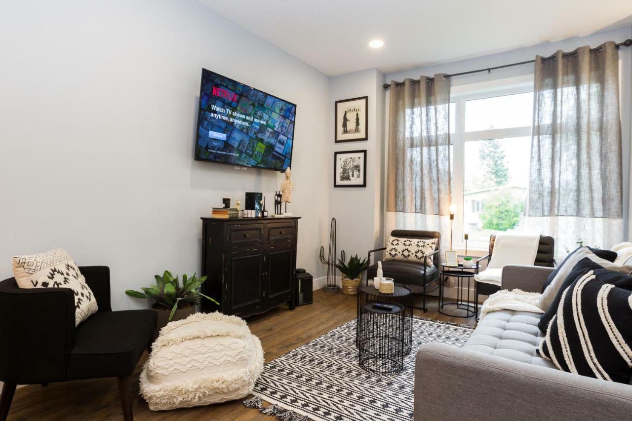 Contemporary Farmhouse Home - King Bed - Double Garage Parking - Free Wifi & Netflix - Long Stays Welcome เอดมันตัน ภายนอก รูปภาพ