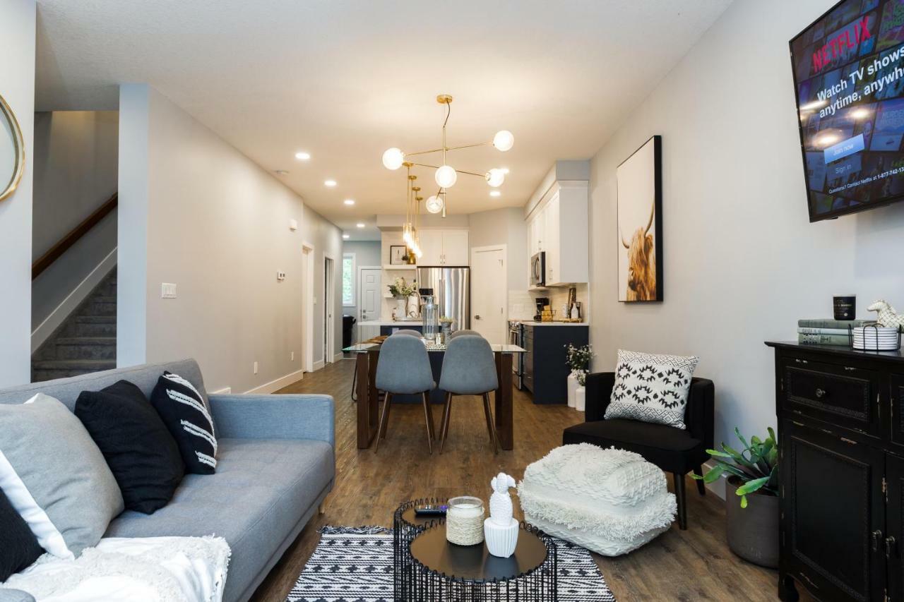 Contemporary Farmhouse Home - King Bed - Double Garage Parking - Free Wifi & Netflix - Long Stays Welcome เอดมันตัน ภายนอก รูปภาพ