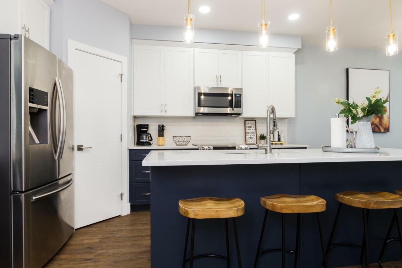 Contemporary Farmhouse Home - King Bed - Double Garage Parking - Free Wifi & Netflix - Long Stays Welcome เอดมันตัน ภายนอก รูปภาพ