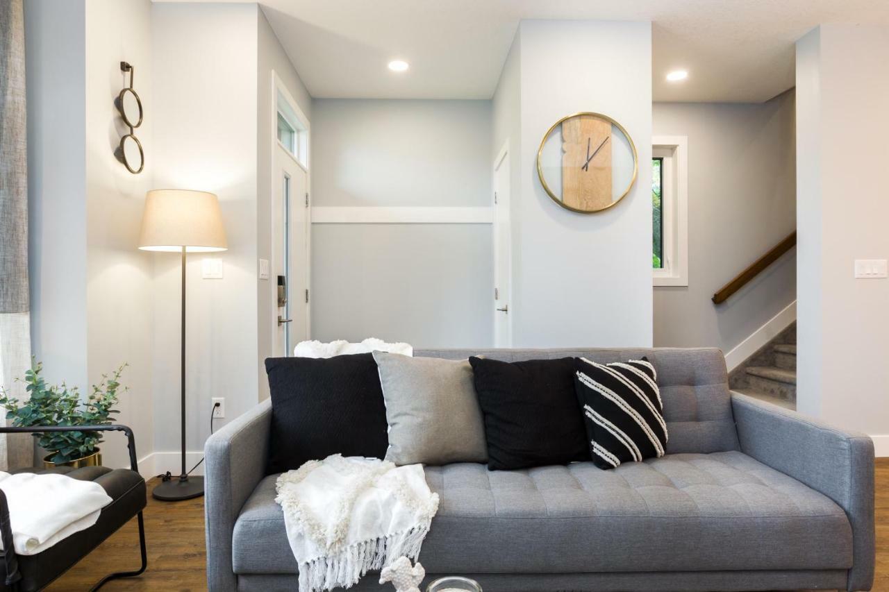 Contemporary Farmhouse Home - King Bed - Double Garage Parking - Free Wifi & Netflix - Long Stays Welcome เอดมันตัน ภายนอก รูปภาพ