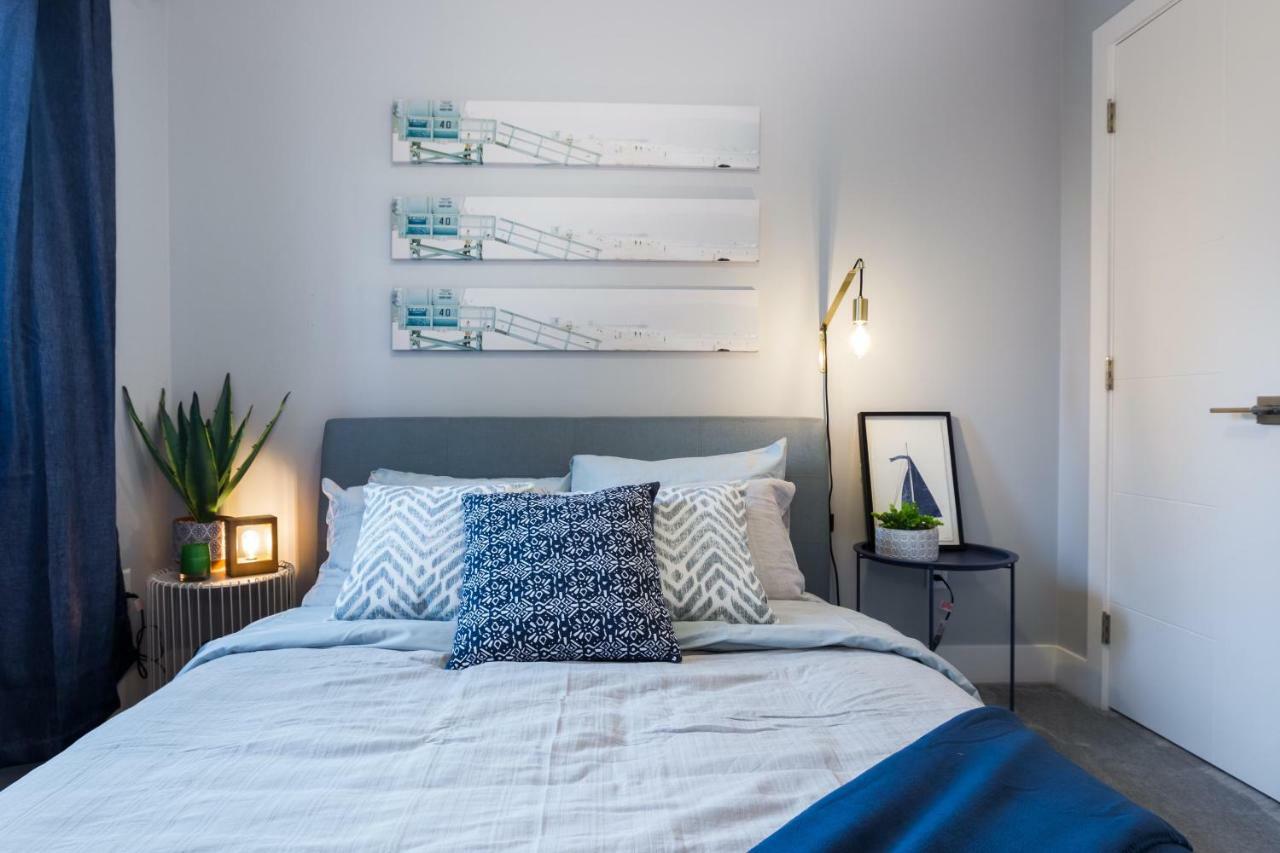 Contemporary Farmhouse Home - King Bed - Double Garage Parking - Free Wifi & Netflix - Long Stays Welcome เอดมันตัน ภายนอก รูปภาพ