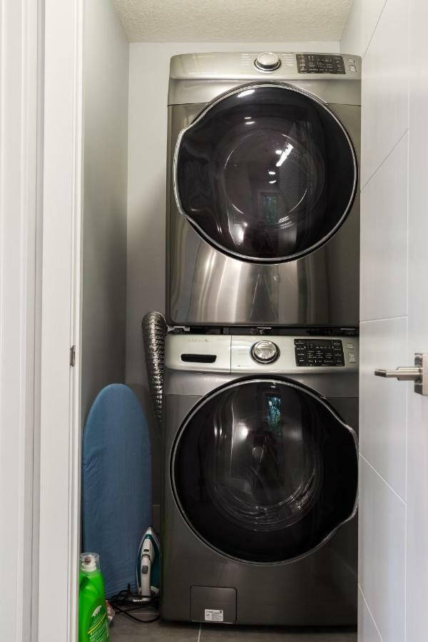 Contemporary Farmhouse Home - King Bed - Double Garage Parking - Free Wifi & Netflix - Long Stays Welcome เอดมันตัน ภายนอก รูปภาพ