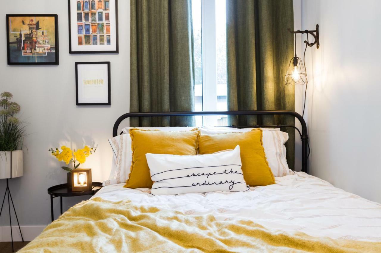 Contemporary Farmhouse Home - King Bed - Double Garage Parking - Free Wifi & Netflix - Long Stays Welcome เอดมันตัน ภายนอก รูปภาพ