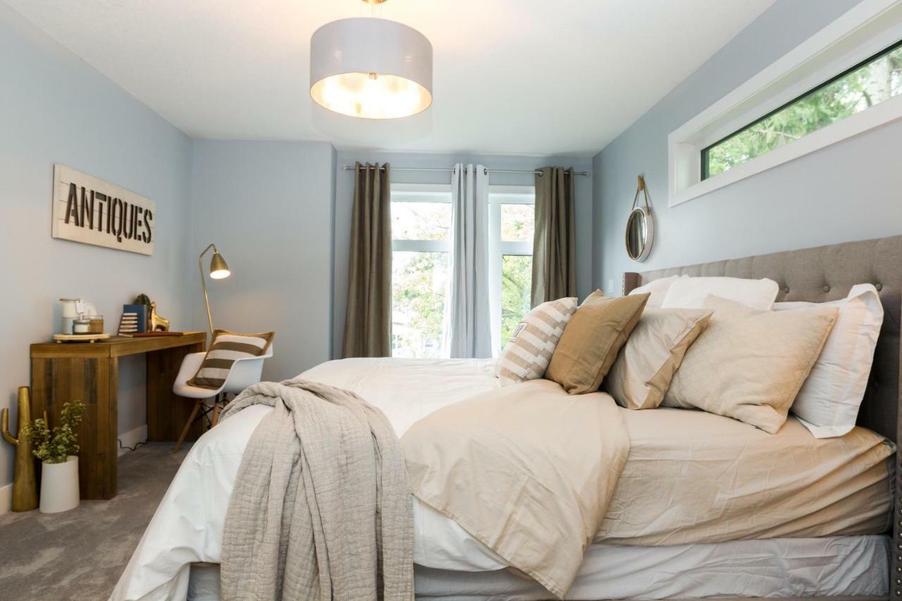 Contemporary Farmhouse Home - King Bed - Double Garage Parking - Free Wifi & Netflix - Long Stays Welcome เอดมันตัน ภายนอก รูปภาพ