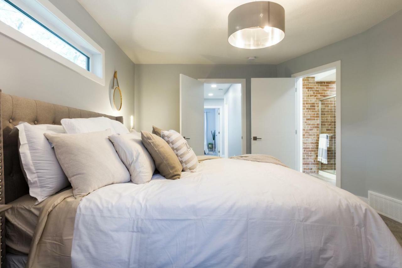 Contemporary Farmhouse Home - King Bed - Double Garage Parking - Free Wifi & Netflix - Long Stays Welcome เอดมันตัน ภายนอก รูปภาพ