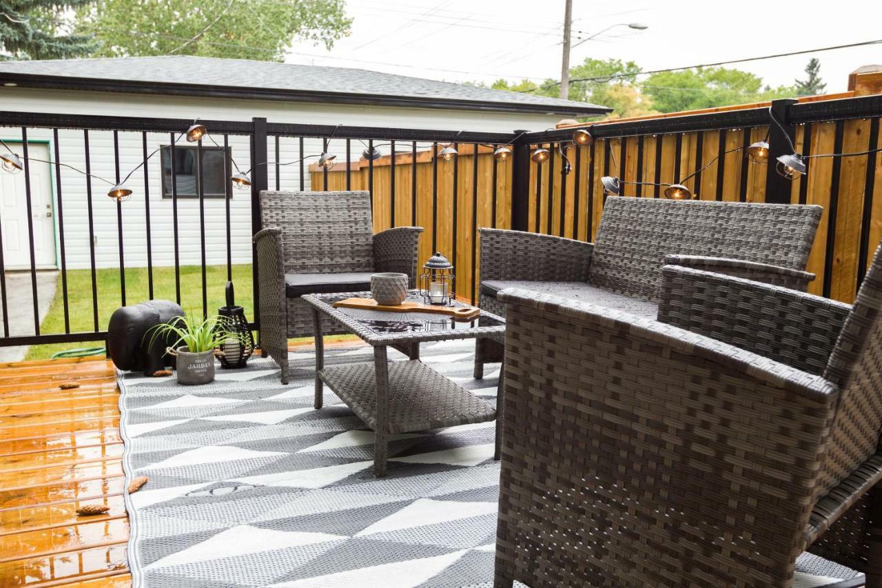 Contemporary Farmhouse Home - King Bed - Double Garage Parking - Free Wifi & Netflix - Long Stays Welcome เอดมันตัน ภายนอก รูปภาพ