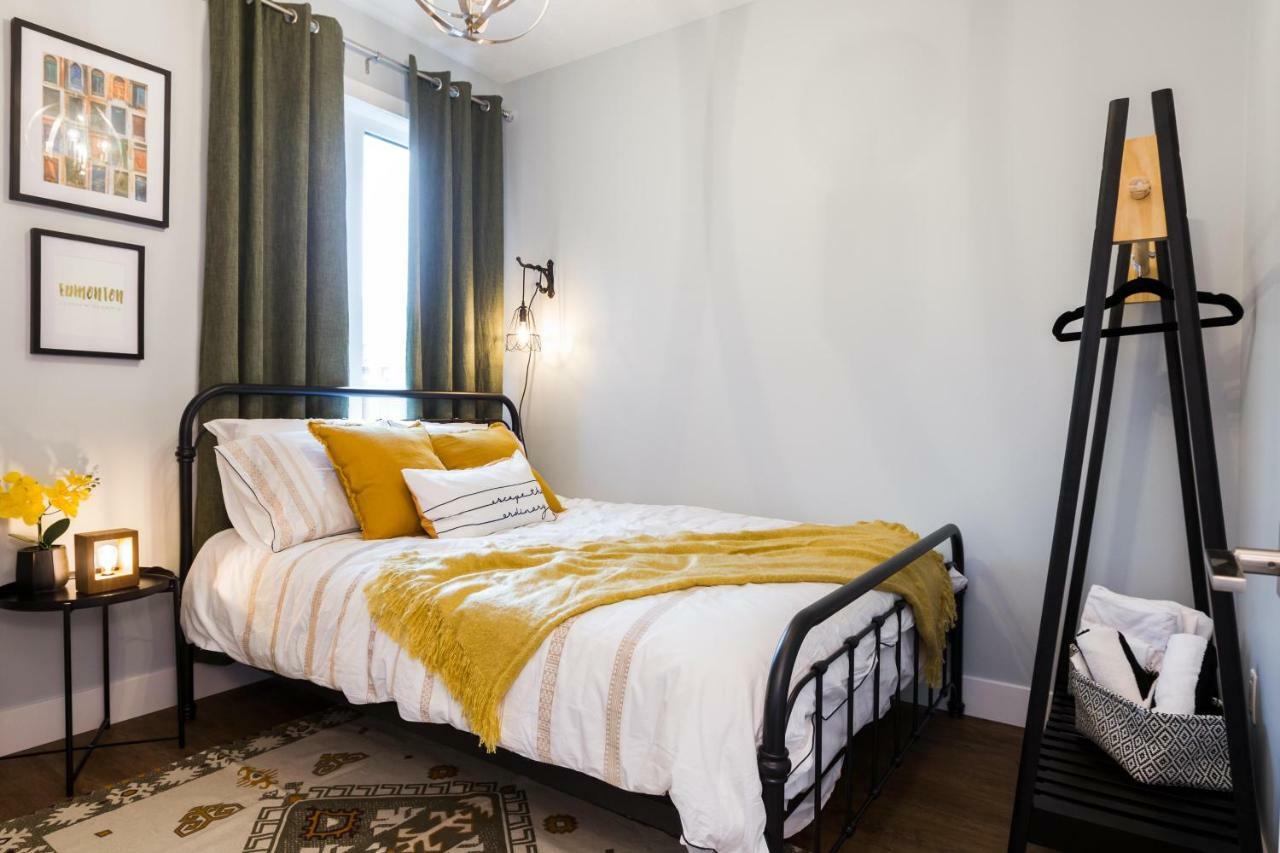 Contemporary Farmhouse Home - King Bed - Double Garage Parking - Free Wifi & Netflix - Long Stays Welcome เอดมันตัน ภายนอก รูปภาพ