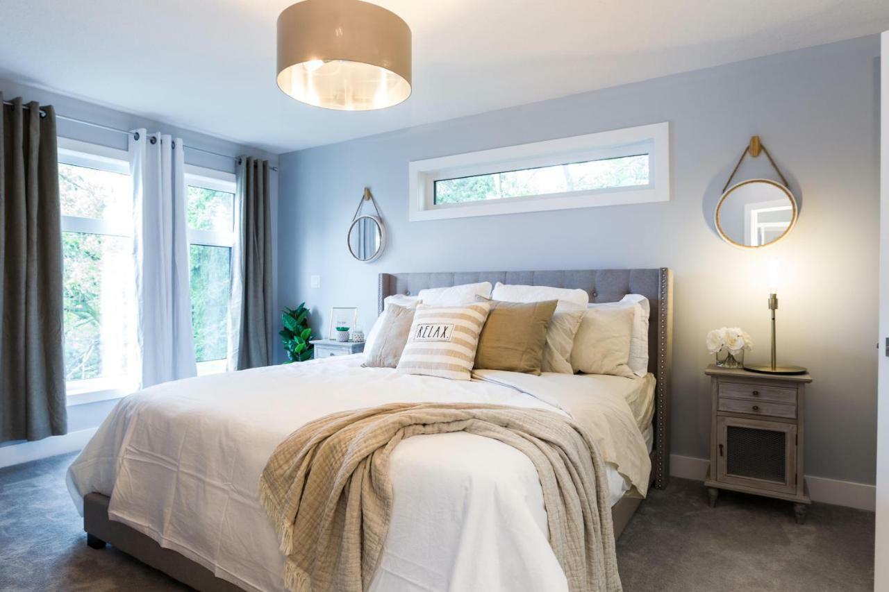 Contemporary Farmhouse Home - King Bed - Double Garage Parking - Free Wifi & Netflix - Long Stays Welcome เอดมันตัน ภายนอก รูปภาพ