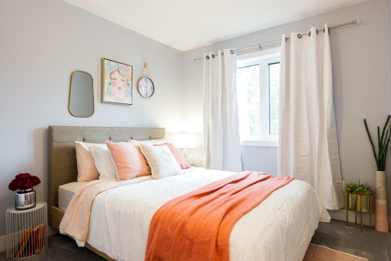 Contemporary Farmhouse Home - King Bed - Double Garage Parking - Free Wifi & Netflix - Long Stays Welcome เอดมันตัน ภายนอก รูปภาพ